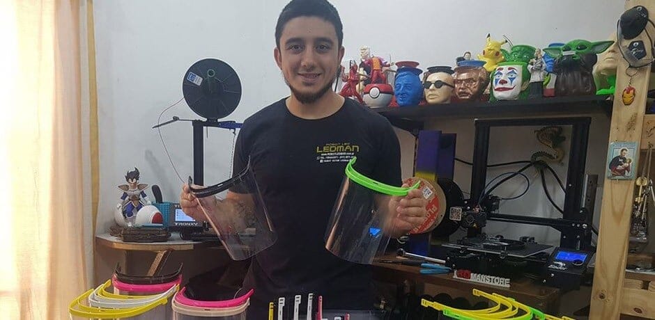 Egresado de Cursos fabrica y dona viseras 3D a hospitales